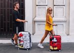 מזוודה קשיחה גדולה American Tourister Disney Comics